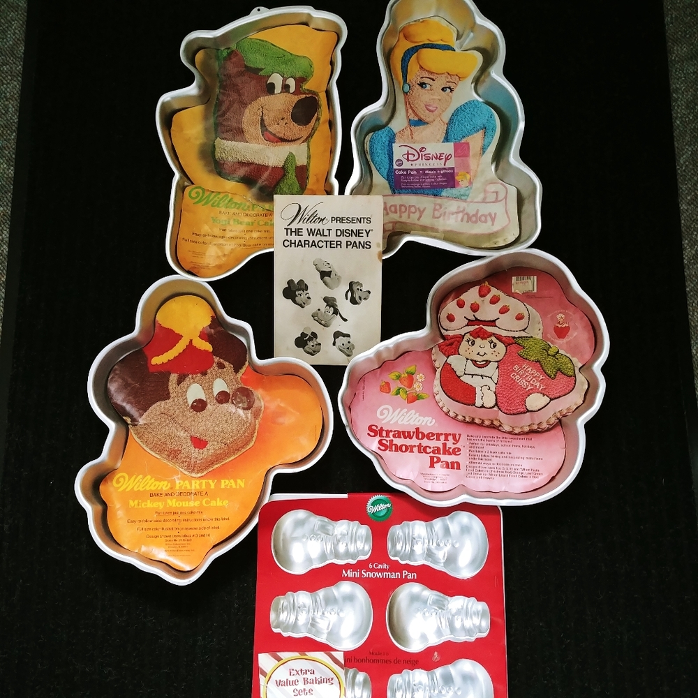 Vintage Disney Cake Tin Characters Wilton. EUC